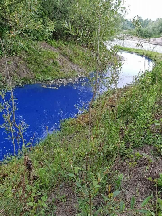 Râul arată de parcă ar fi de cerneală