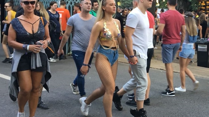 Cea mai extravagantă apariție de la Untold! O blondă cu un posterior bombat a venit îmbrăcată cu bikini din jeanși și sutien
