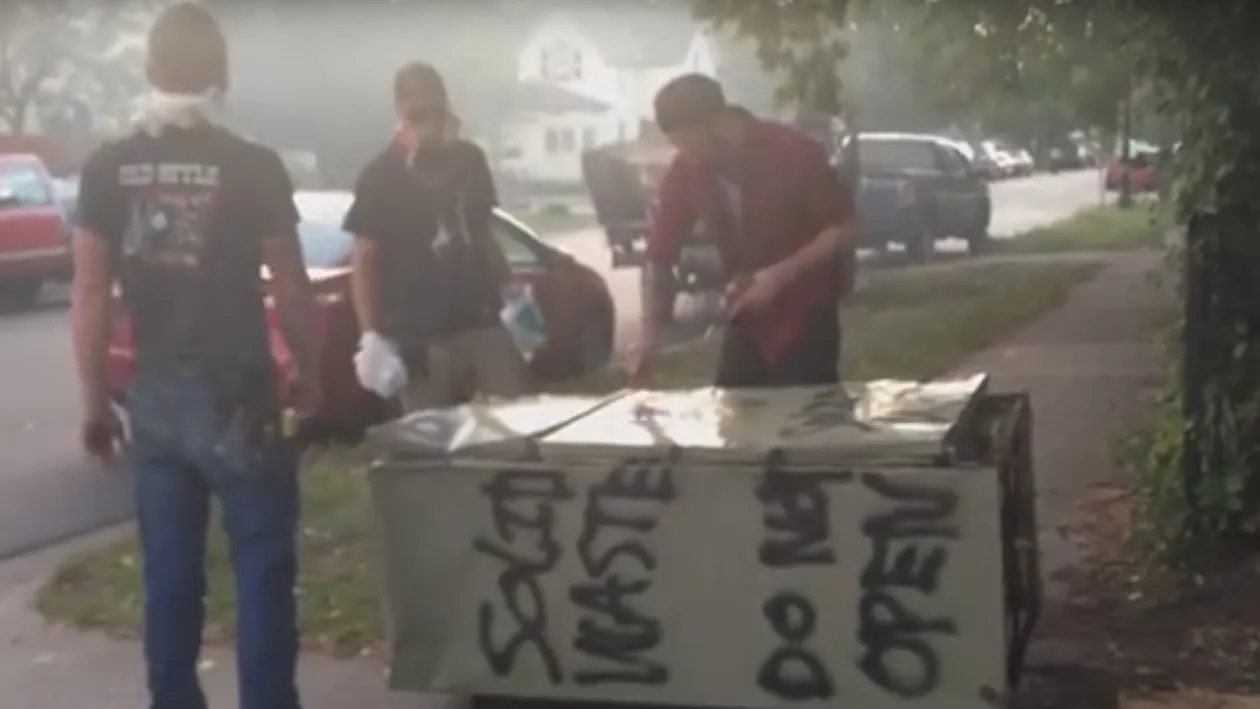 Au gasit un frigider pe strada si s-au decis sa il deschida cu o surubelnita electrica! Ce au gasit este chiar uluitor