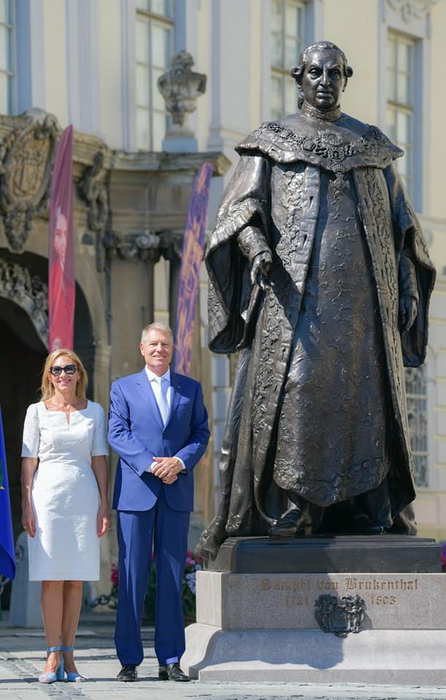 Carmen Iohannis, apariţie răvăşitoare la braţul preşedintelui Klaus Iohannis. Ţinuta care a întors capete