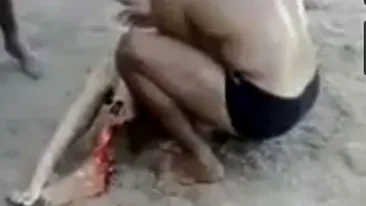 VIDEO SOCANT! Momentul in care o tânără e sfâsiată de un rechin, in valurile mării! Totul a fost filmat de un turist