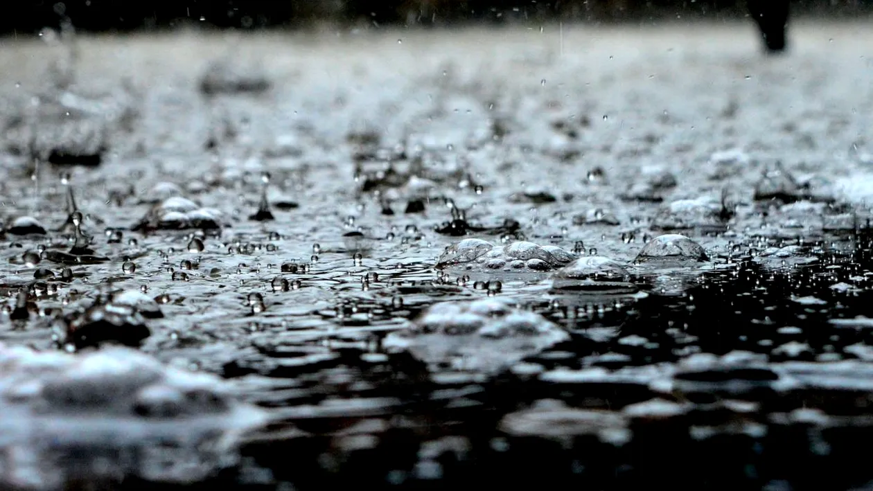Precipitațiile din ultima perioadă au golit buzunarul oamenilor din Gorj! Taxa pe apa de ploaie îi stoarce de bani