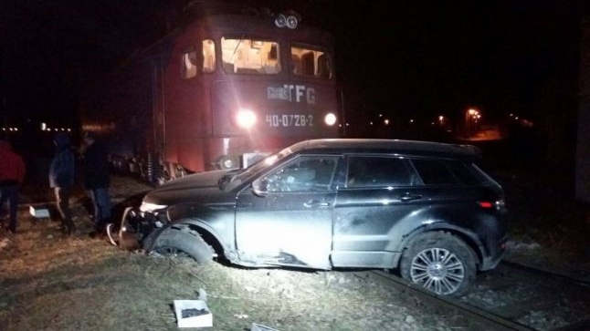 Un accident feroviar a avut loc în Capitală! O maşină în care se aflau trei persoane a fost grav avariată