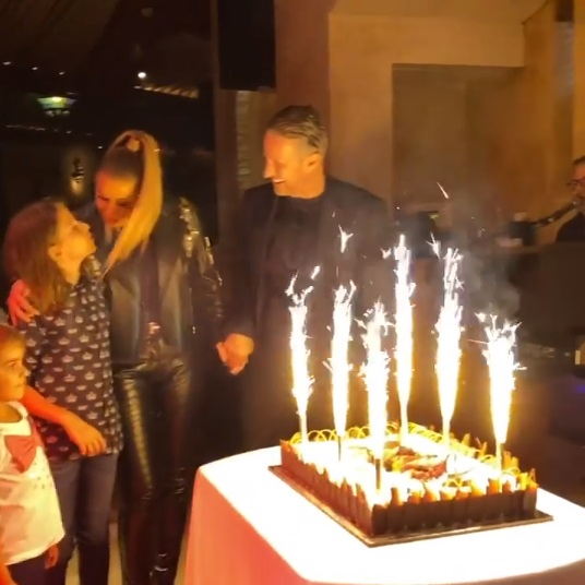 Anamaria Prodan s-a dat în spectacol pe manele într-un restaurant de lux din Dubai. A fost filmată în timp ce se săruta pasional cu soțul ei, Laurențiu Reghecampf