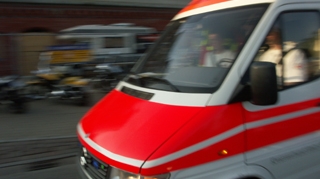 Un copil de trei ani a cazut de la etajul al patrulea, fiind lasat singur acasa noaptea de matusa la care locuia