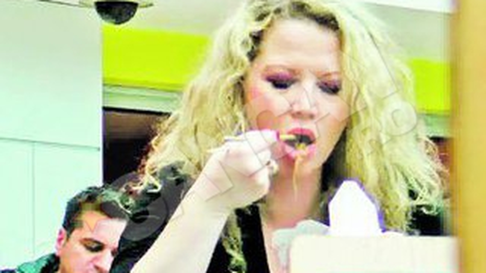 VIDEO Dupa ospatul animalic de la mall, Oana Lis a mancat in direct limbi de rata pe care le-a stins cu un paharel de vodka din penis de cerb!
