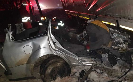 Accident rutier foarte GRAV în Suceava: Cinci persoane au murit, după ce maşina în care se aflau a intrat sub un TIR