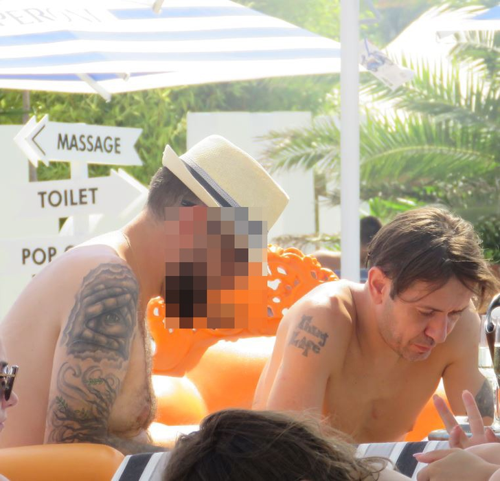 Tudor Sișu, pe plajă, alături de un amic