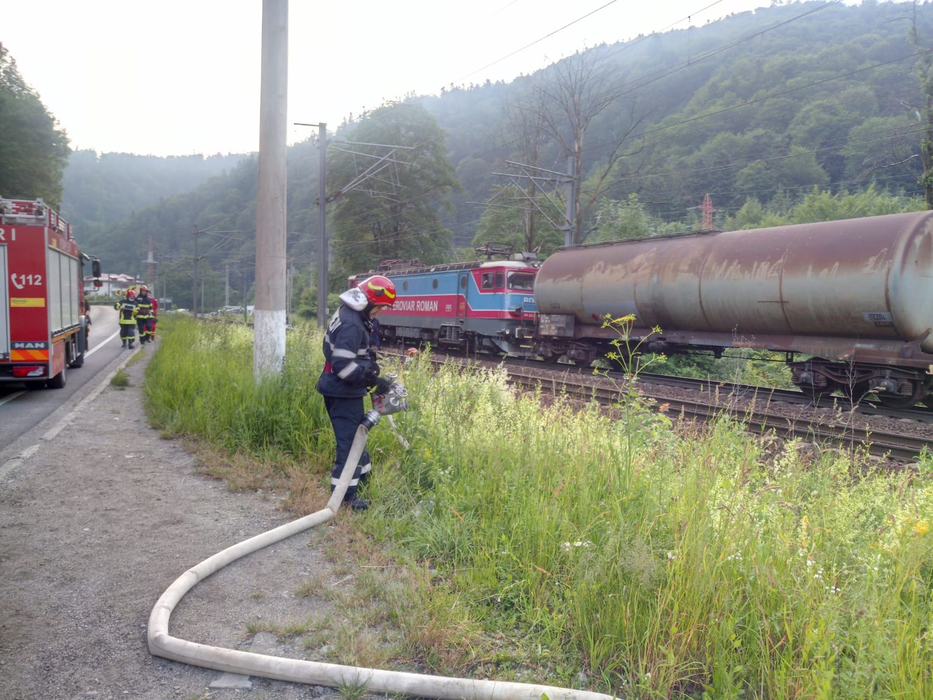 Stare de alertă în Prahova, după ce un tren plin cu zeci de tone de benzină a luat foc. A fost blocat traficul feroviar între Bușteni și Azuga