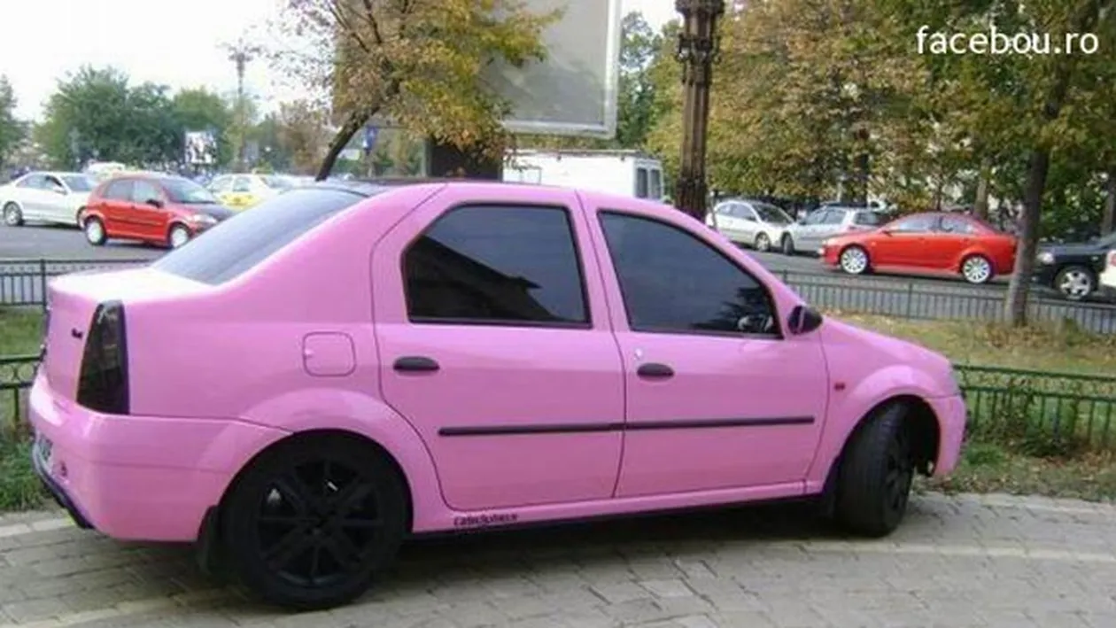 Cea mai smechera pitipoanca din Bucuresti! Si-a luat Logan in leasing si l-a tunat intr-un mare fel - Vezi cum arata o Dacia Barbie