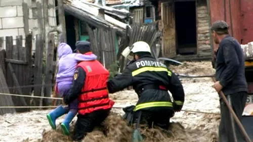 Chinuiți de dezastrele naturale! Cinci copii și trei adulți au fost evacuați din casa inundată, în Timiș