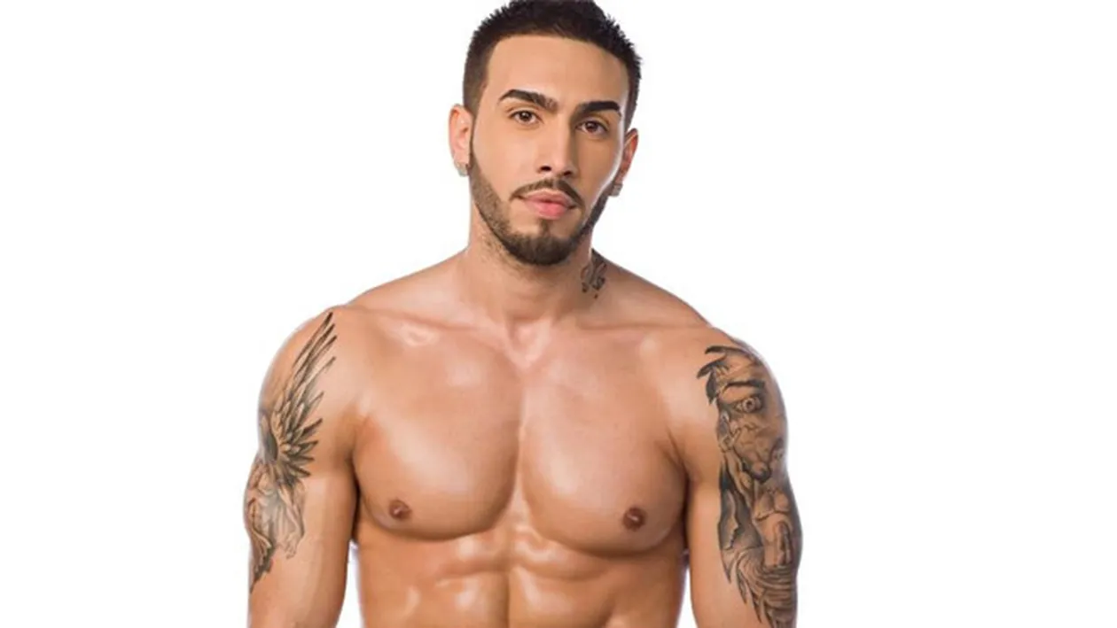 Pana acum i-ai admirat muschii lui Alex Velea, dar nu stiai cata munca depune la sala! Uite-l pe artist cum trage de fiare