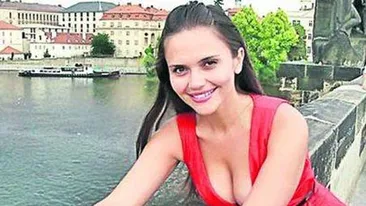 CRISTINA ŞIŞCANU a făcut furori la piscină! Ce costum de baie a ales!
