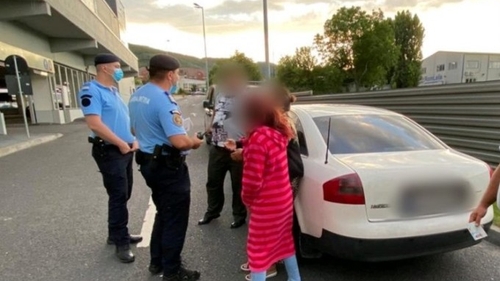 Cazul trist al unui copil, în vârstă de 11 ani, din Râmnicu Vâlcea! Cel mic la cerșit, iar părinții în mașini de lux
