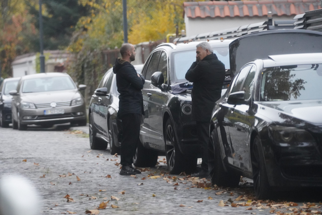 Stere Halep, tatăl Simonei, privește cum îi este reparat Bentley-ul, chiar în stradă