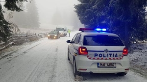 Un criminal feroce din Iași, dus cu cătușe la o înmormântare. Rudele au încremenit când l-au văzut