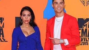 Soția lui Ronaldo întinde rufele pe sârmă așa cum doar atacantul o vede în așternuturi! Ipostază extrem de HOT cu modelul spaniol