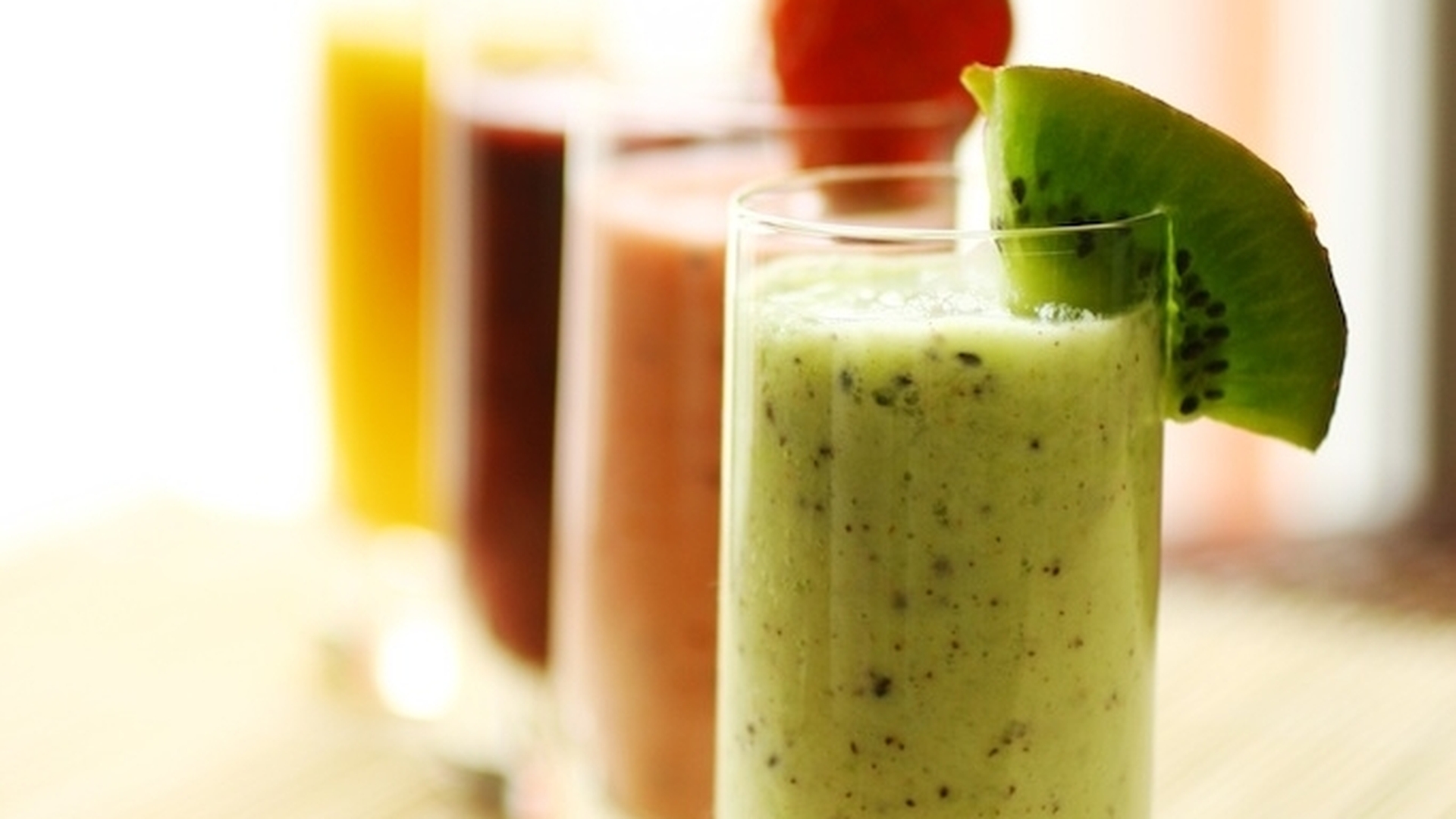 Celebrul Dr. Oz îţi recomandă trei smoothie-uri care te ajută să slăbeşti rapid