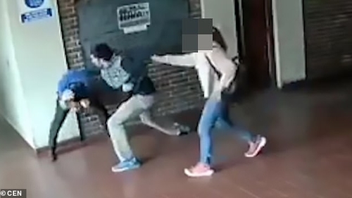 Imagini șocante într-o școală! Un profesor, desfigurat de un părinte pentru că i-ar fi abuzat sexual fiica!