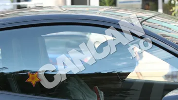 Nu i-a lasat se se atinga de parbriz, dar le-a facut o bucurie mare! Milostivul din Ferrari! Vezi ce fotbalist celebru a facut fericiti doi cersetori din Capitala cu o suma la care nici nu visau!