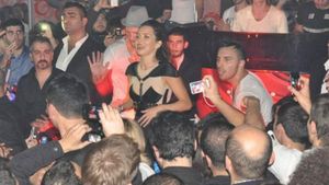 FOTO Sufocată pe ring! Inna s-a înspăimântat de moarte de "dragostea" pe care i-au arătat-o fanaticii turci