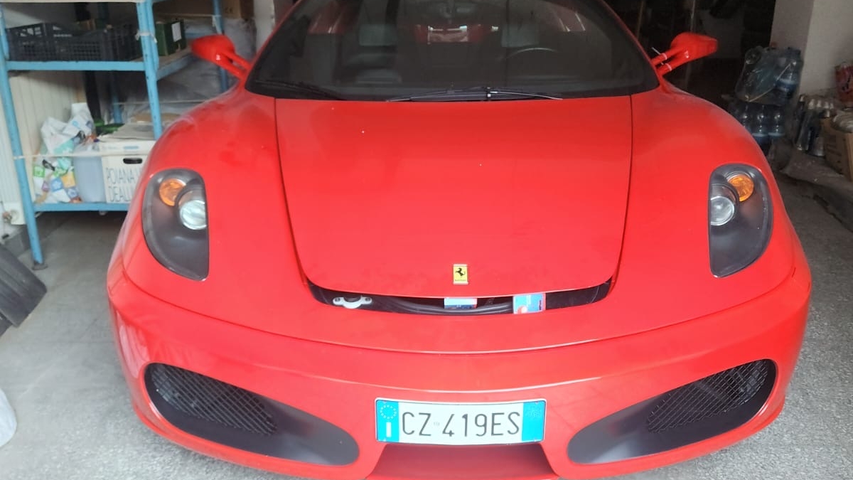 ANAF scoate la vânzare un Ferrari confiscat. Cât trebuie să plătești ca să participi