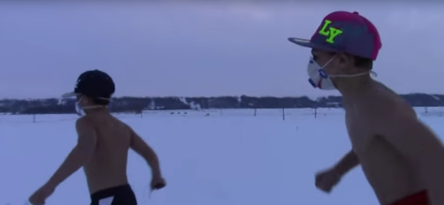 Ţi-l mai aminteşti pe „Micul Hercule”? Momentul în care tatăl lui l-a scos în zăpadă la bustul gol