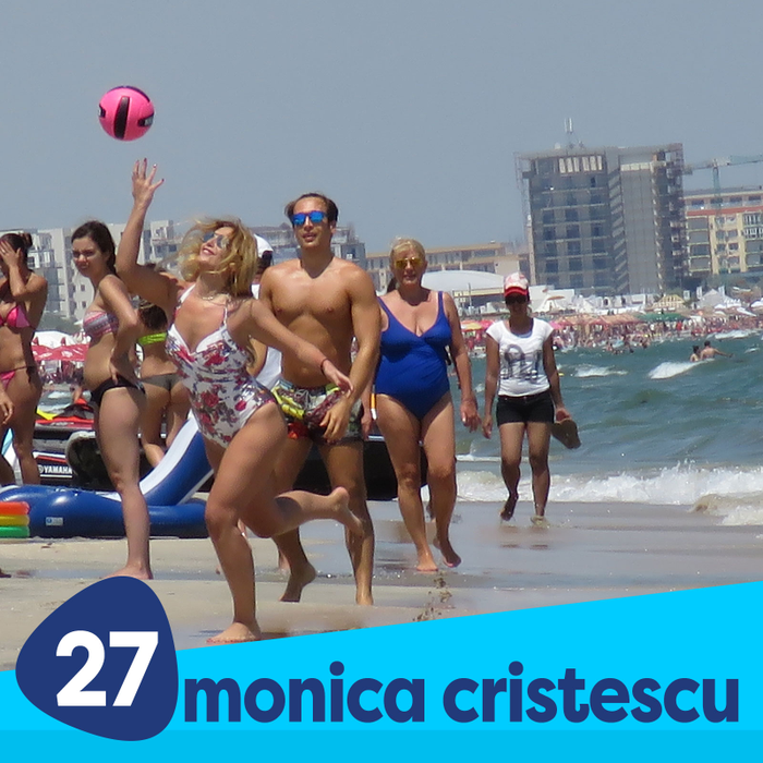 Monica Cristescu, sexy și jucăușă pe plajă