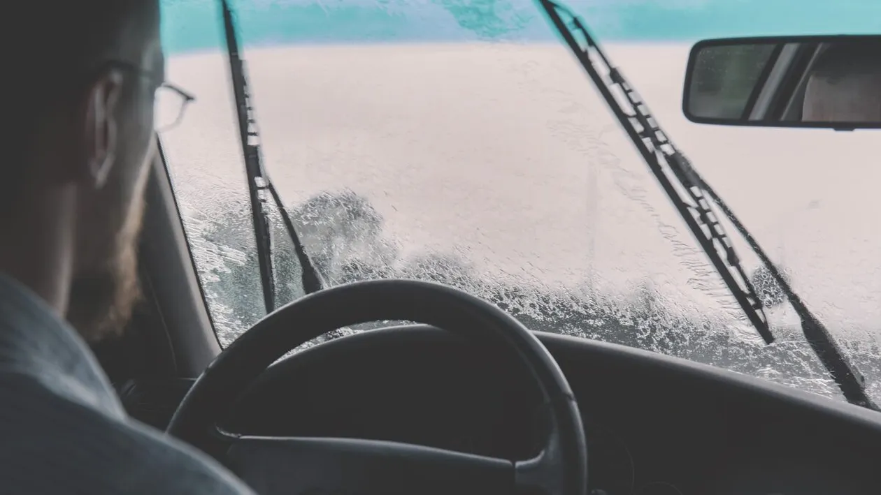 Truc genial pentru dezaburirea parbrizului. Puțini știu secretul