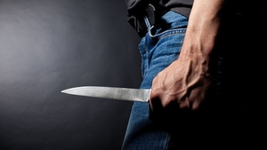 Tentativă de omor în Capitală! Un bărbat de 53 de ani și-a înjunghiat soția, apoi a dat foc apartamentului în care locuiau