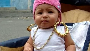 Bebelusul de azi, pitipoanca de maine! Uite cum si-au batut joc parintii de fetita asta - I-au rupt urechile cu niste cercei mamut si au cocosat-o cu un lant de aur la gat