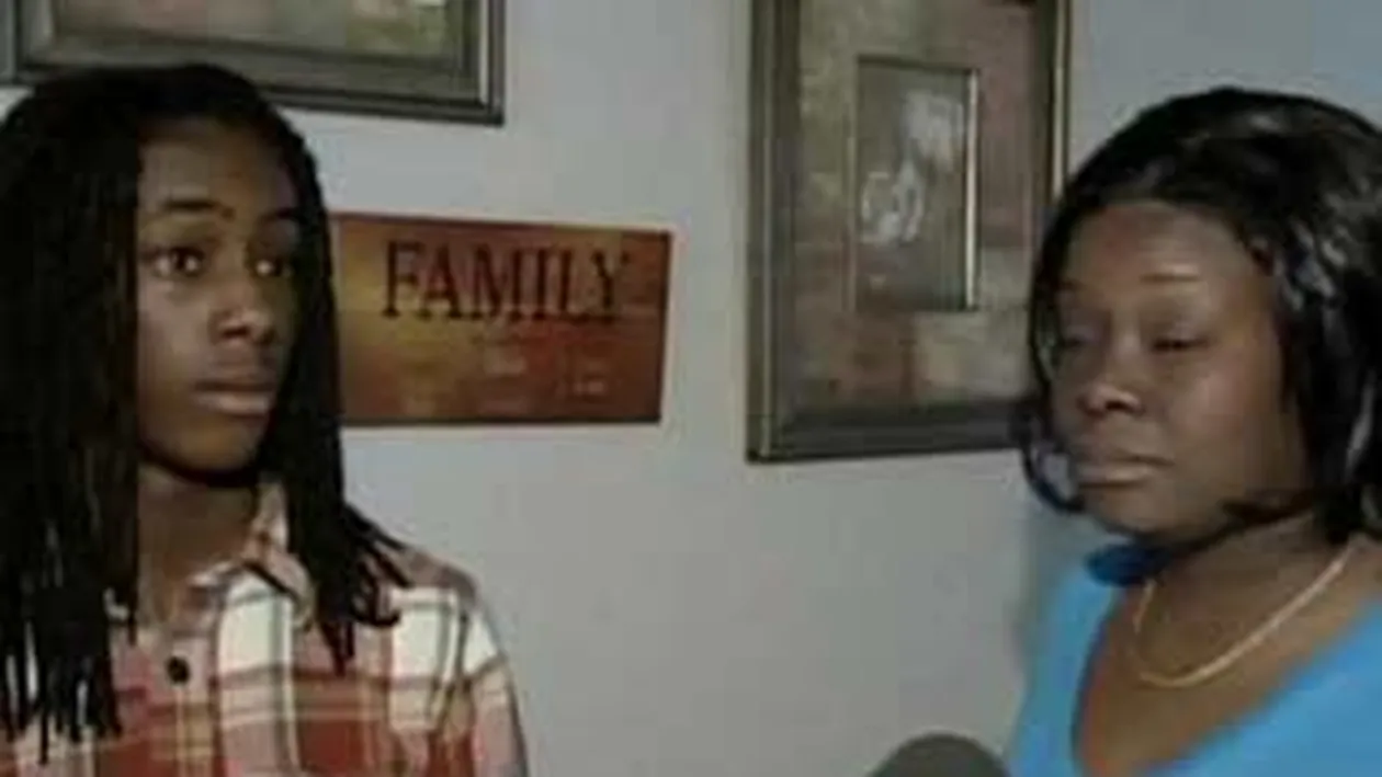 VIDEO Un politist din Newark filmat in timp ce batea un adolescent