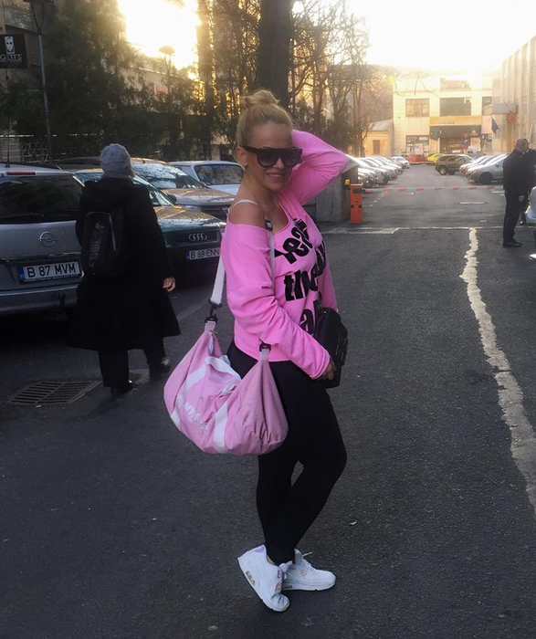 ANDA ADAM, în costum de baie, după ce a fost criticată în legătură cu silueta ei! Cum arată vedeta acum