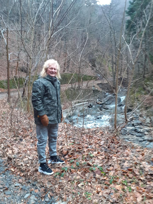 Povestea cutremurătoare din spatele pozei cu acest cuplu de bătrâni, spusă de soția lui Petre Magdin: “Au început să plângă și ei, și vânzătoarele. Se uitau la mine ca la un miracol”
