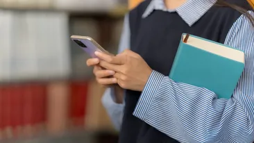 Țara din Europa care va interzice total folosirea telefoanelor mobile în școli. Ce spun autoritățile