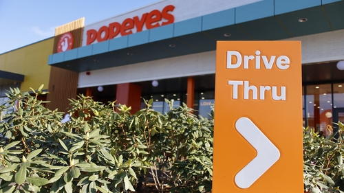 Popeyes România deschide primul restaurant de tip Drive-Thru din țară