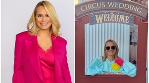 Andreea Esca, ţinută bizară la nunta Roxanei Hulpe. Au rămas uimiţi când au văzut ce "pantofi" a purtat în picioare: "Te face să..."