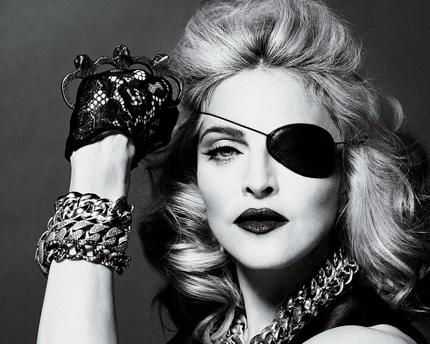 Madonna iese la plimbare, deghizată din cap până-n picioare