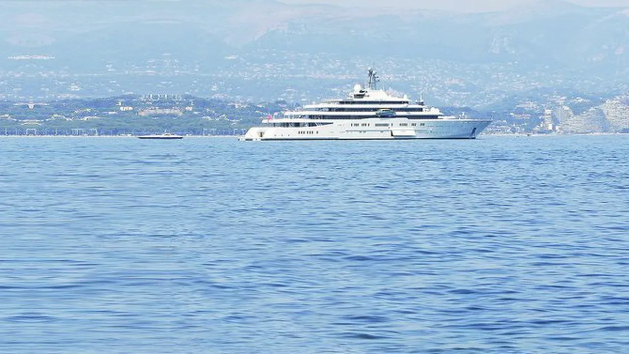 Ambarcatiunea de lux a lui Abramovici nu a incaput pe chei! Prea mare, dom'le, iahtul!