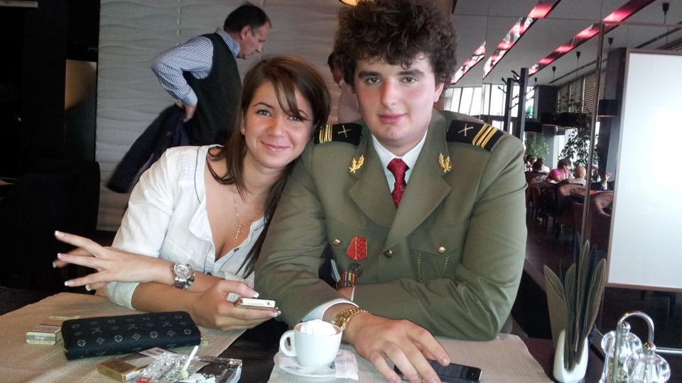 Victoraş Micula strică planurile familiei şi se logodeşte cu o fată modestă! Mai sunt şi alte perechi de "prinţi şi Cenuşărese"