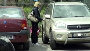 Oana Ionita ii preda lectii periculoase fiicei ei de trei ani! A luat-o de-o aripa si a traversat-o strada prin loc nepermis!