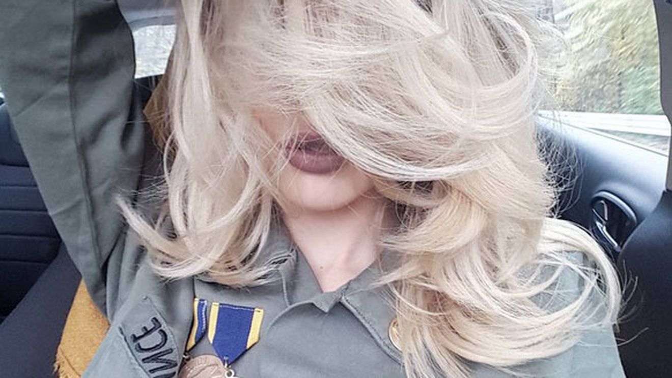 A anunţat că a ”scăpat maşina de tuns în cap”, dar are părul mai lung ca niciodată! Lidia Buble, look surprinzător