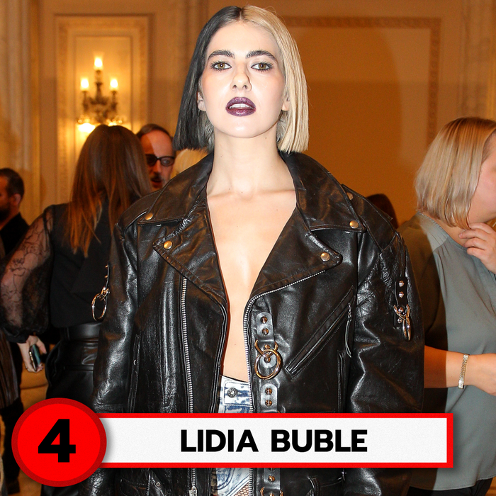 Top 30 cei mai discreți sâni din showbiz. Ce poziții ocupă Corina Caragea, Sandra Izbașa sau Iulia Albu?!