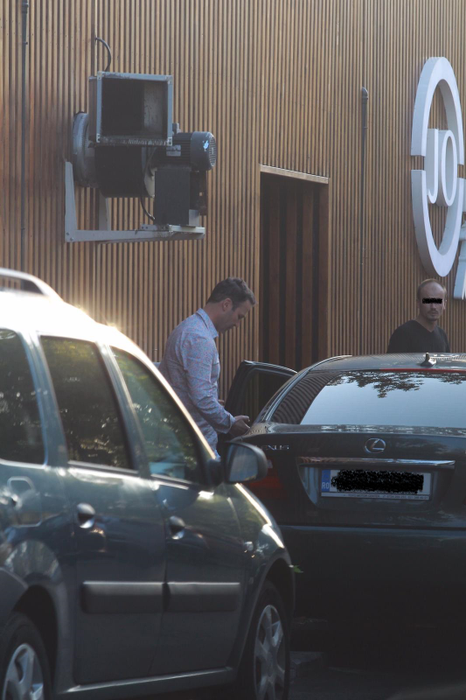 Robert Negoiță, în timp ce intra în bolidul său de lux