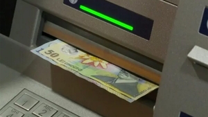 Un român de 67 de ani și-a scos pensia din bancomat, dar a uitat să ia banii din ATM. Ce a urmat depășește orice imaginație