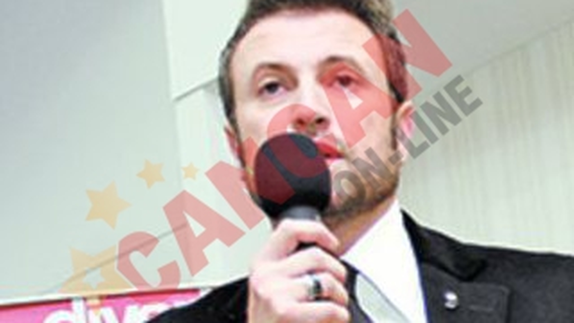 Si-a luat fiul in turneu