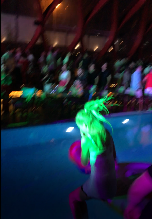 Stoipită cu șampanie, Ioana Boureanu fuge spre piscină