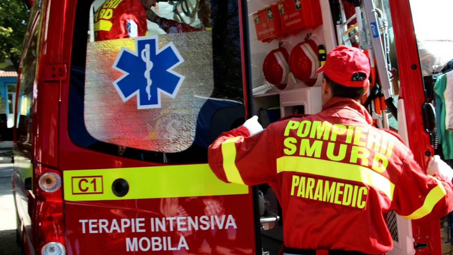 Sora unei cunoscute interprete de muzică populară a murit după ce a căzut de la etajul patru al blocului în care locuia