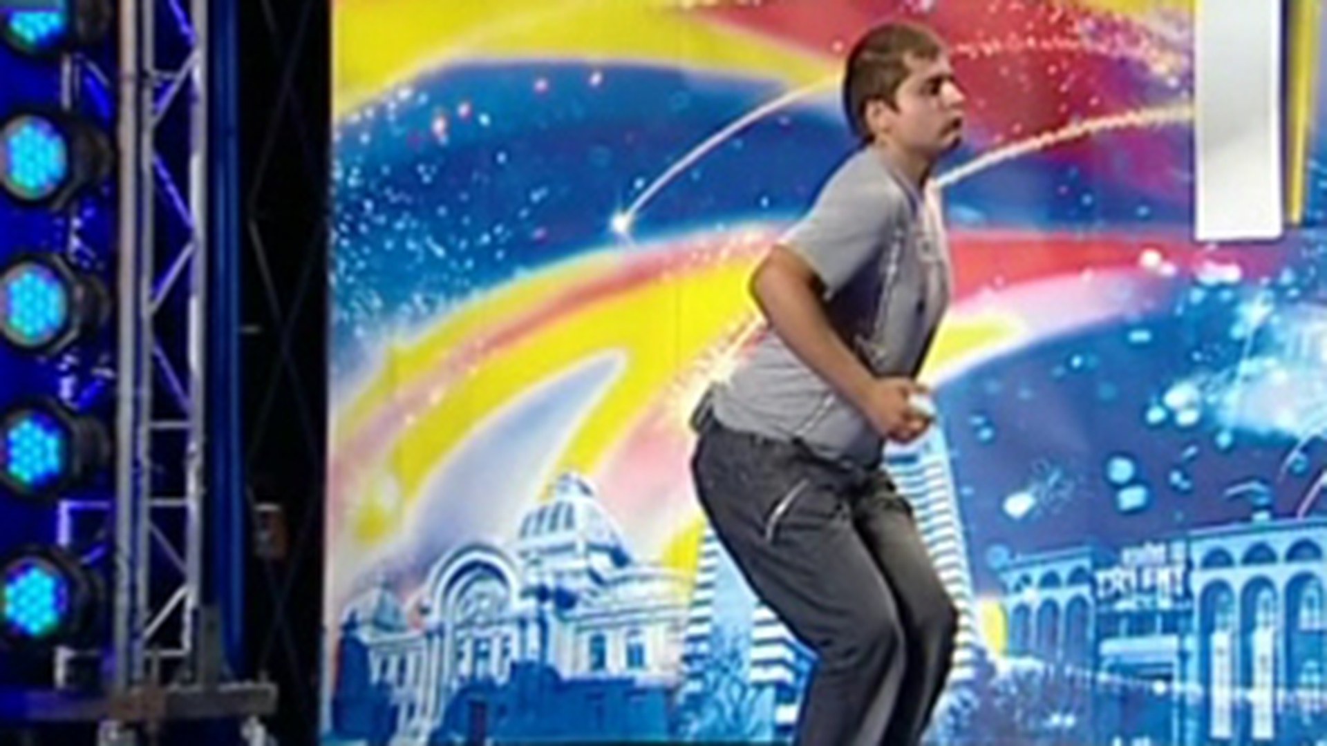 VIDEO Un baiat din Iasi s-a "ouat" pe scena la "Romanii au talent"