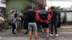 Primele imagini cu iubitul Denisei! Distrus de durere!